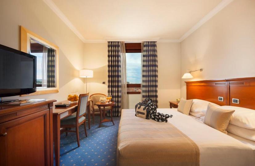 Best Western Premier Hotel Astoria image 2