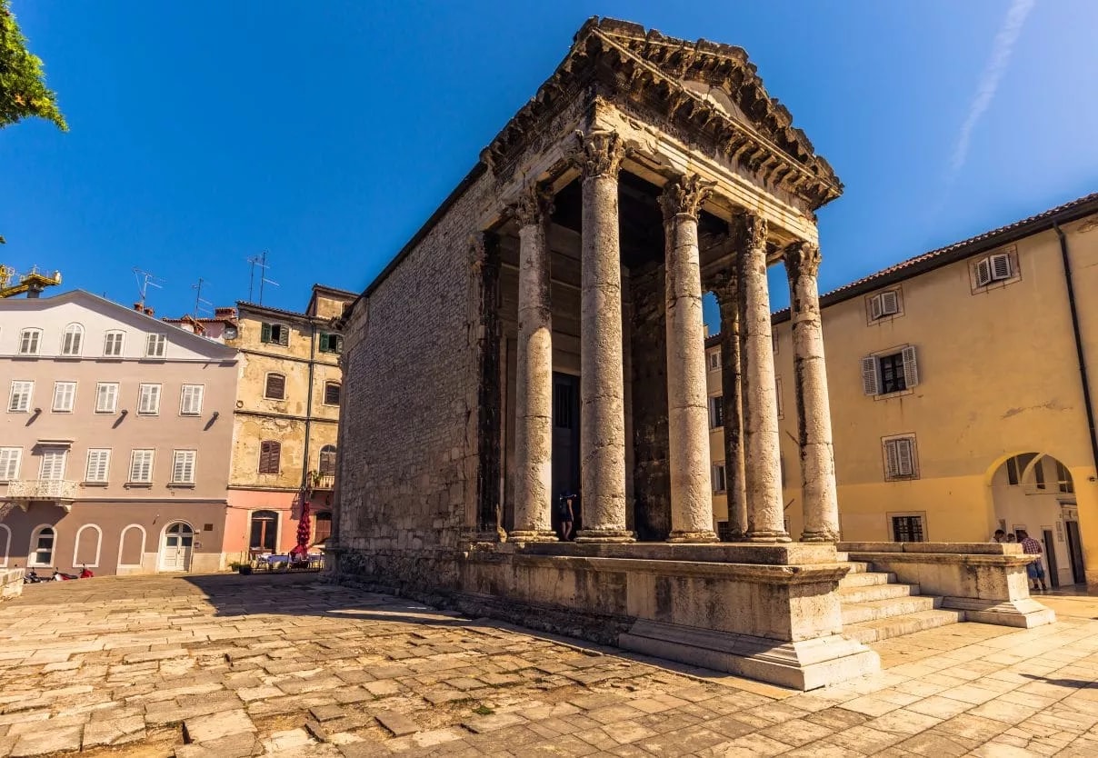 Roman-temple-in-Pula