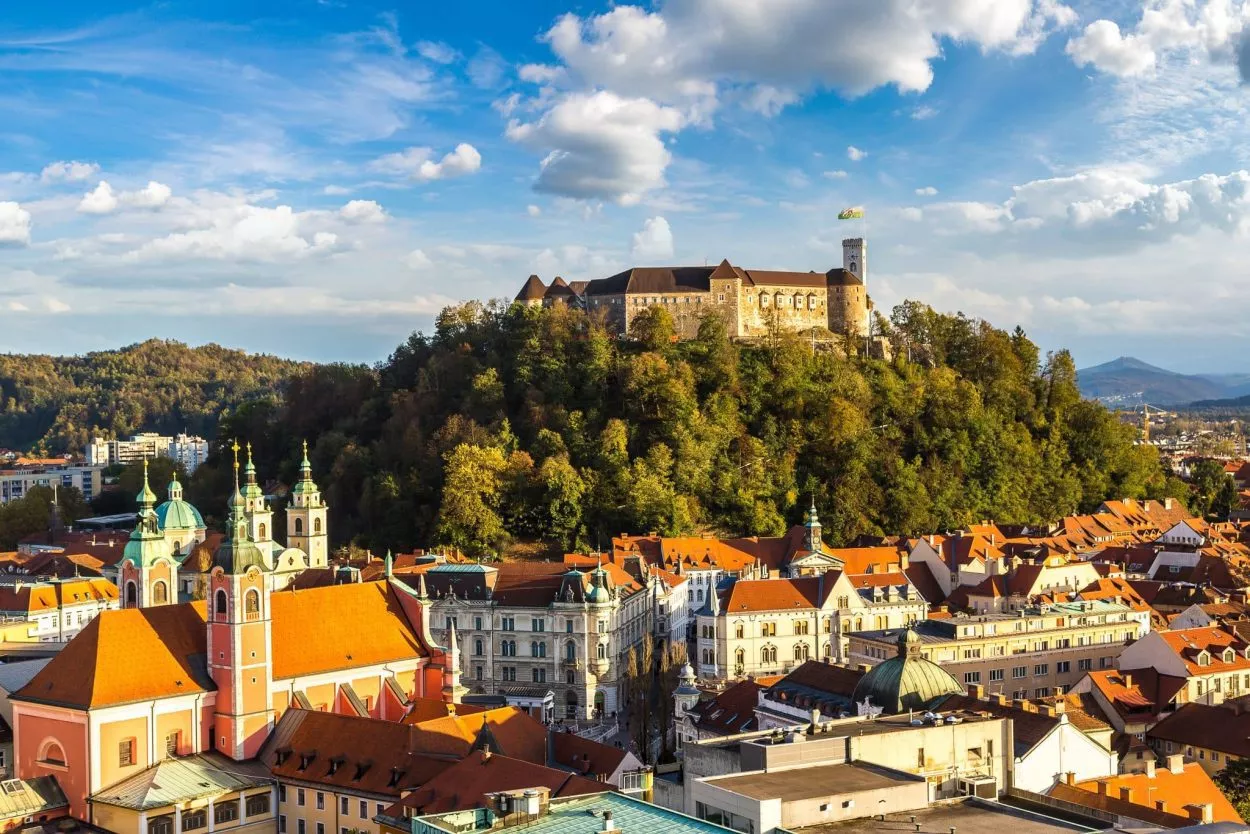 Ljubljana-Burg-über-der-Stadt-skaliert-1