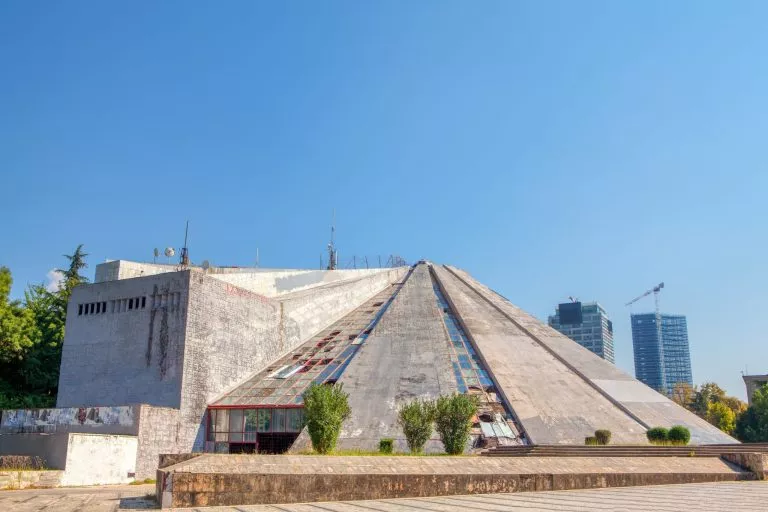 Tirana-pyramidi-arkkitehtuuri mittakaavassa-2