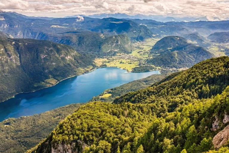 Vista de Vogel en el lago Bohinj a escala 2