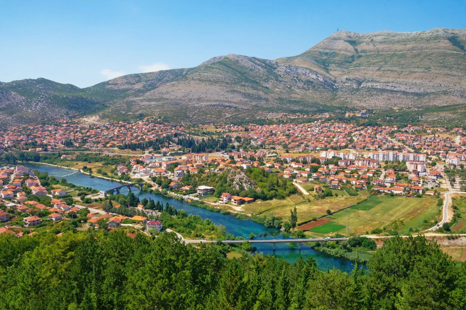 Bosnien und Herzegowina, Republika Srpska. Blick auf die Stadt Trebinje und den Fluss Trebisnjica an einem sonnigen Sommertag