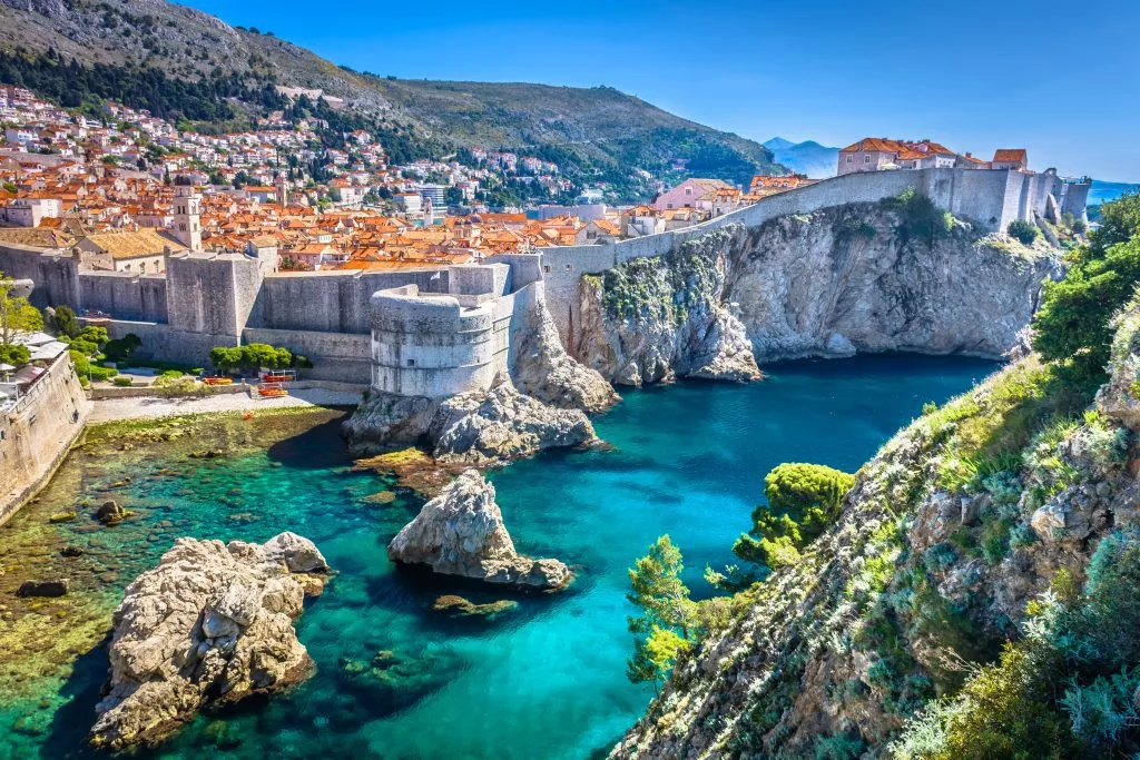 Paisaje de Dubrovnik. / Vista aérea en el famoso destino turístico europeo en Croacia, Dubrovnik casco antiguo.