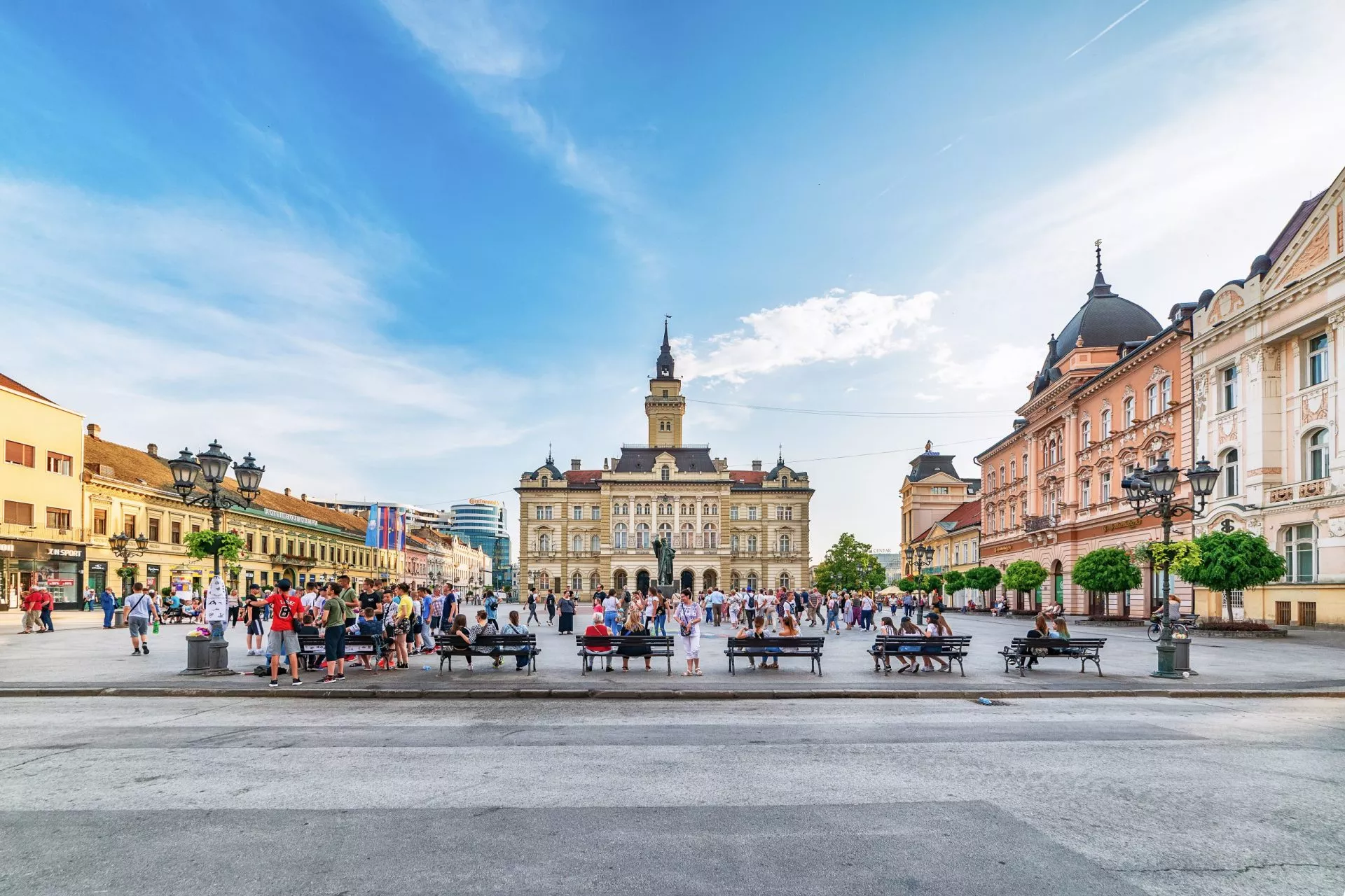 Novi Sad, Serbia 11 de junio de 2019: La Plaza de la Libertad (en serbio: Trg slobode) es la plaza principal de Novi Sad. La foto muestra la oficina del gobierno del condado (casa de la ciudad) y el monumento de Svetozar Miletic.