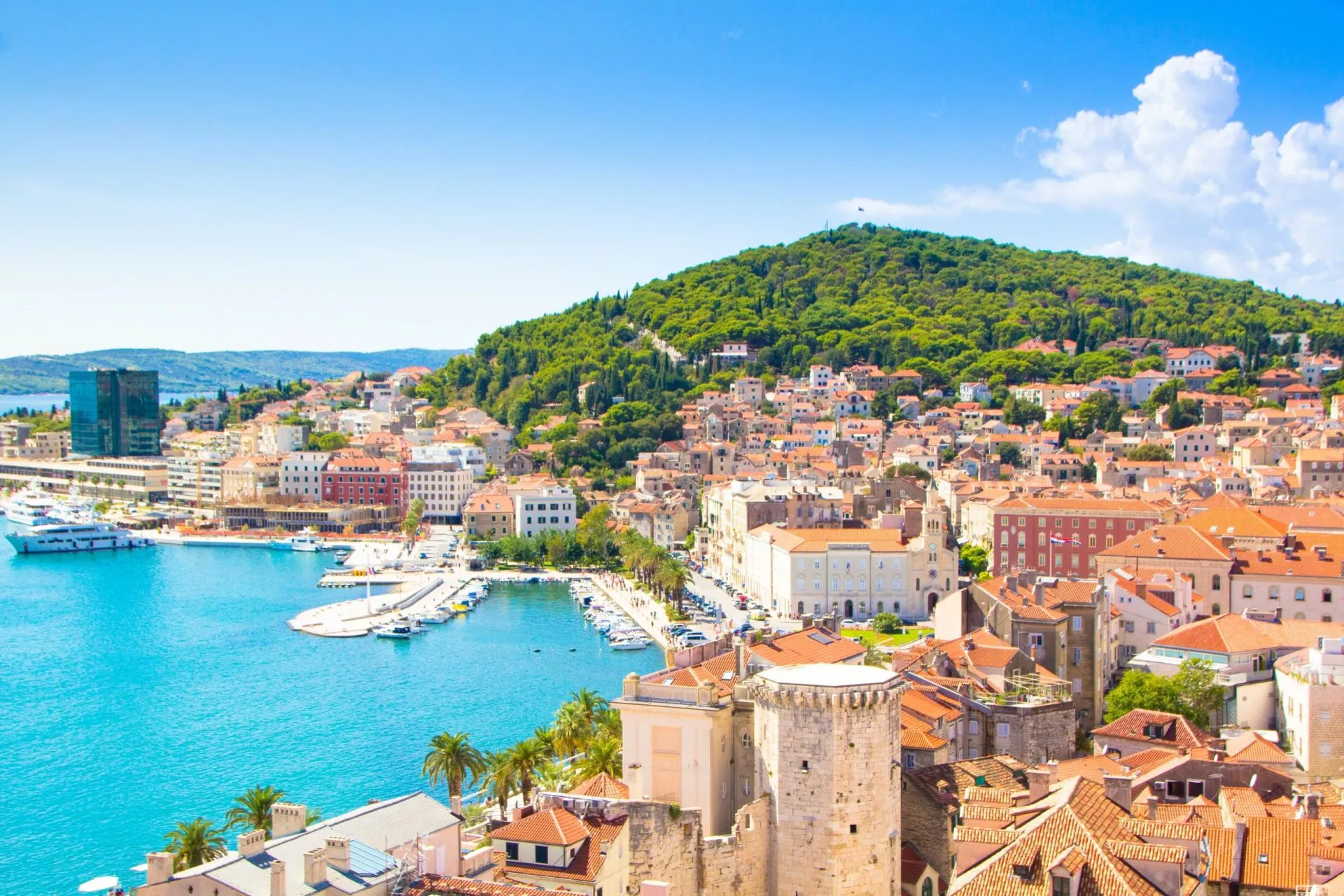 Split, Kroatien. Blick auf Split Stadt und Marjan Hügel, warmen Sommer sonnigen Tag.