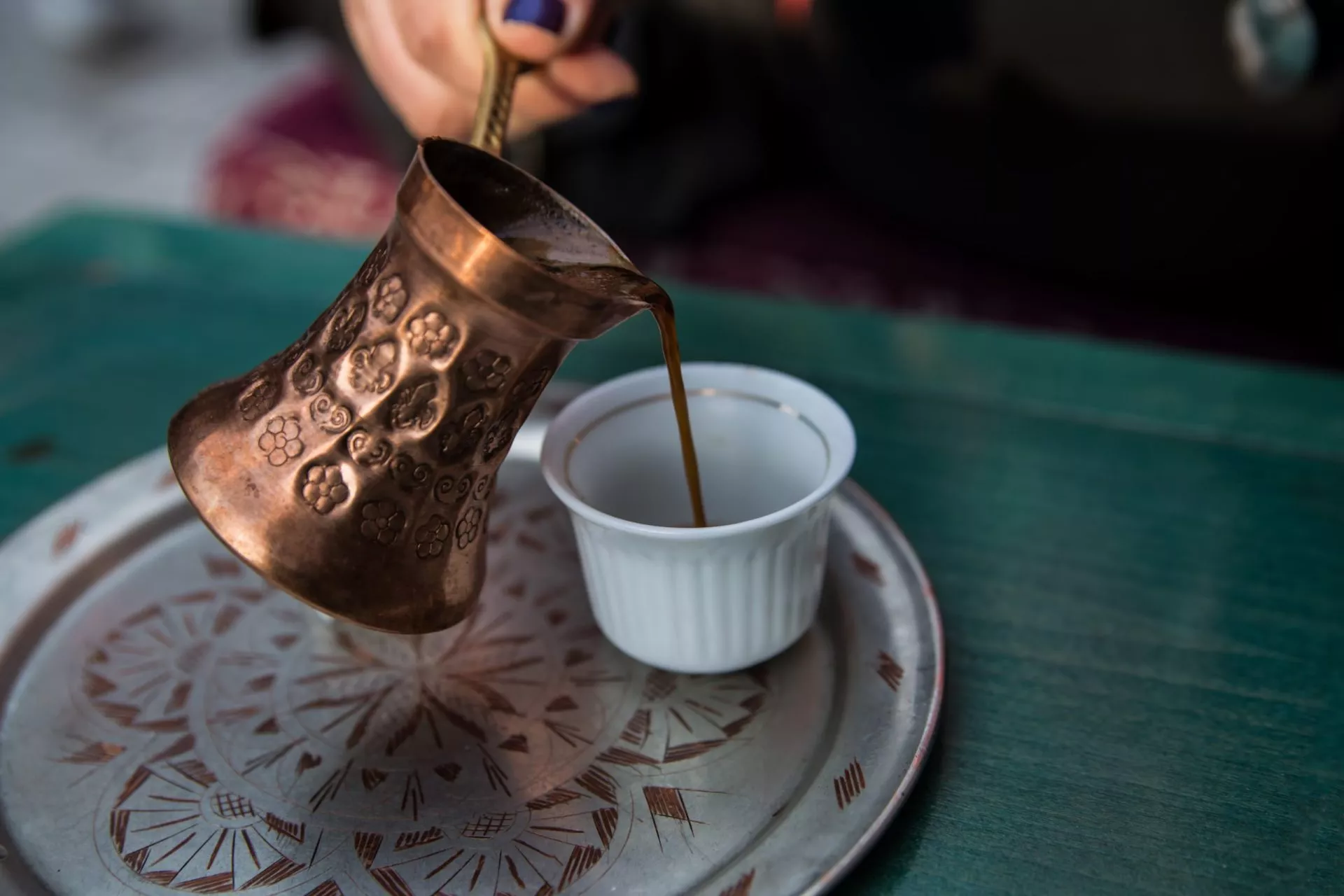 Pot traditionnel en cuivre et tasse de café dans une taverne à Sarajevo
