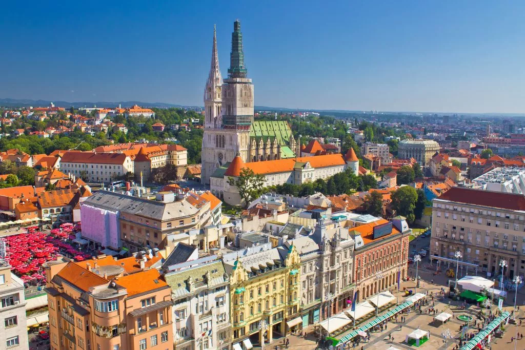 Vista aérea de la plaza mayor y la catedral de Zagreb